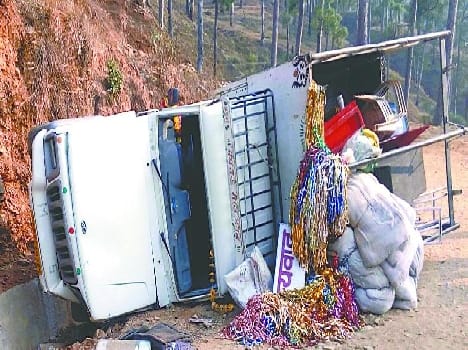 Tent-laden pick-up crashed, injuring nine children